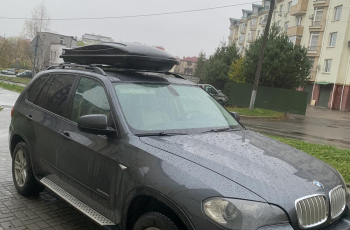 Багажник на рейлінги для BMW X5 (E70) SUV 2008>2013 Aguri Prestige Silver та Автобокс на дах автомобіля Amos Travel Pack 500 Black: Стиль та Практичність в Одному