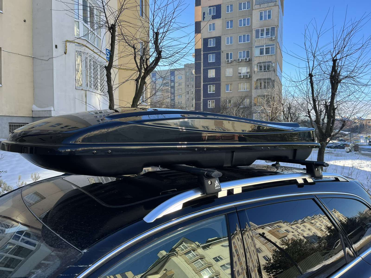 Автобагажник на дах для AUDI A6 C7; Allroad, Kombi 2012>2018 Aguri Runner Black з боксом на даху Автобокс на дах автомобіля Amos Travel Pack 500 Black