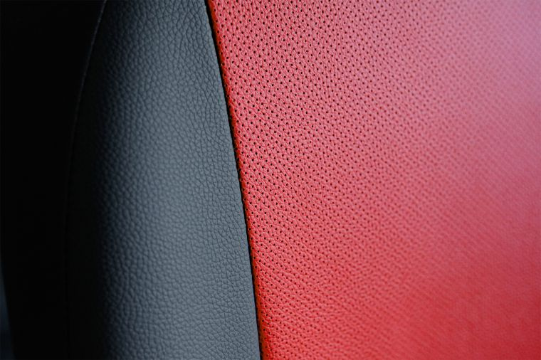 Універсальні авточохли на сидіння з екошкіри Pok-ter PERLINE з червоною вставкою