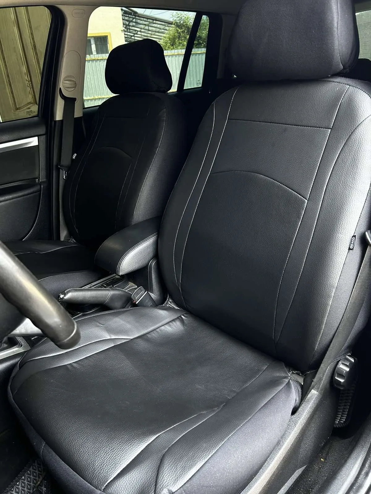 Универсальные авточехлы на сиденье из экокожи Pok-ter Design Leather с черной вставкой