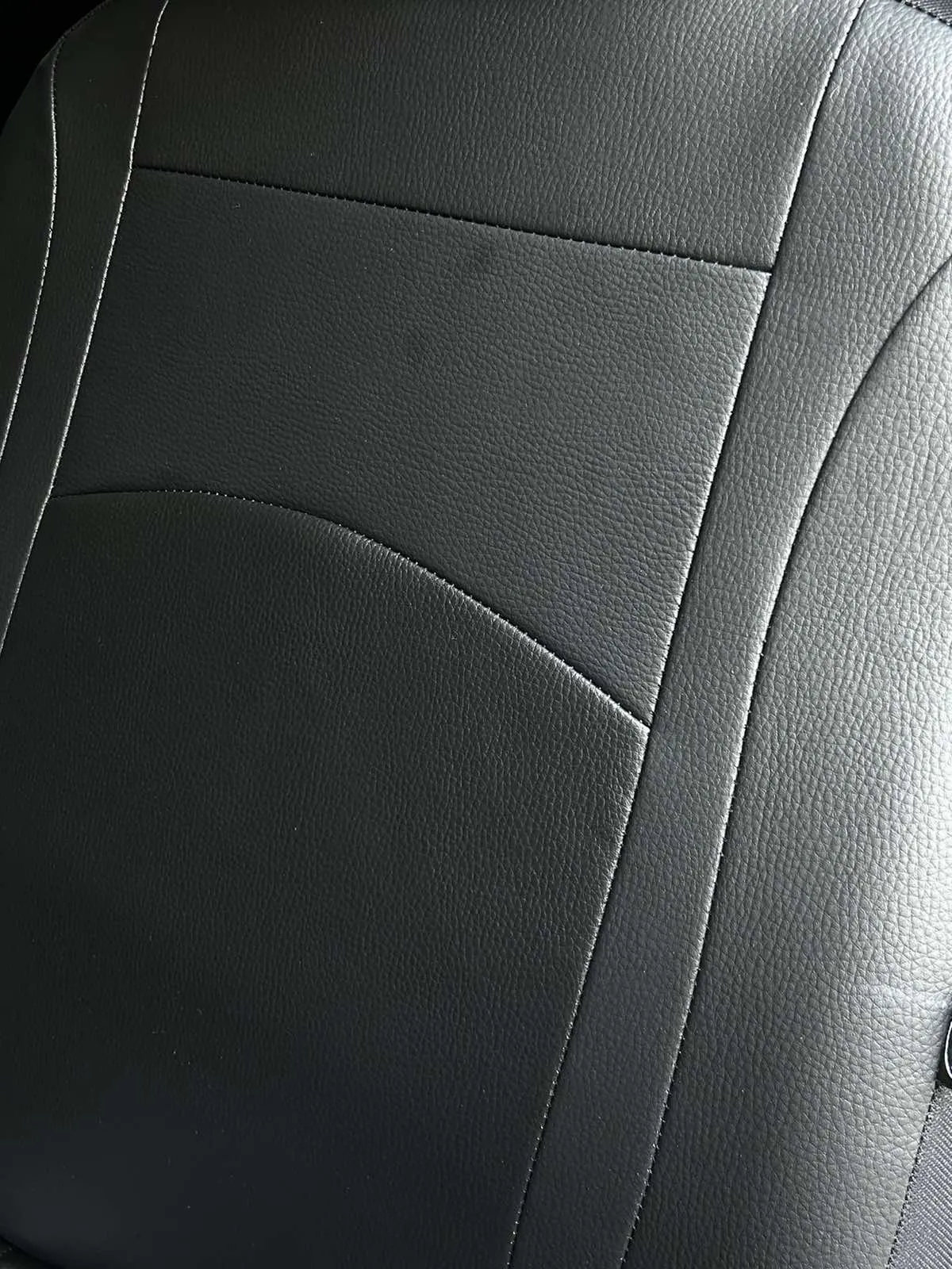 Універсальні авточохли на сидіння з екошкіри Pok-ter Design Leather з червоною вставкою