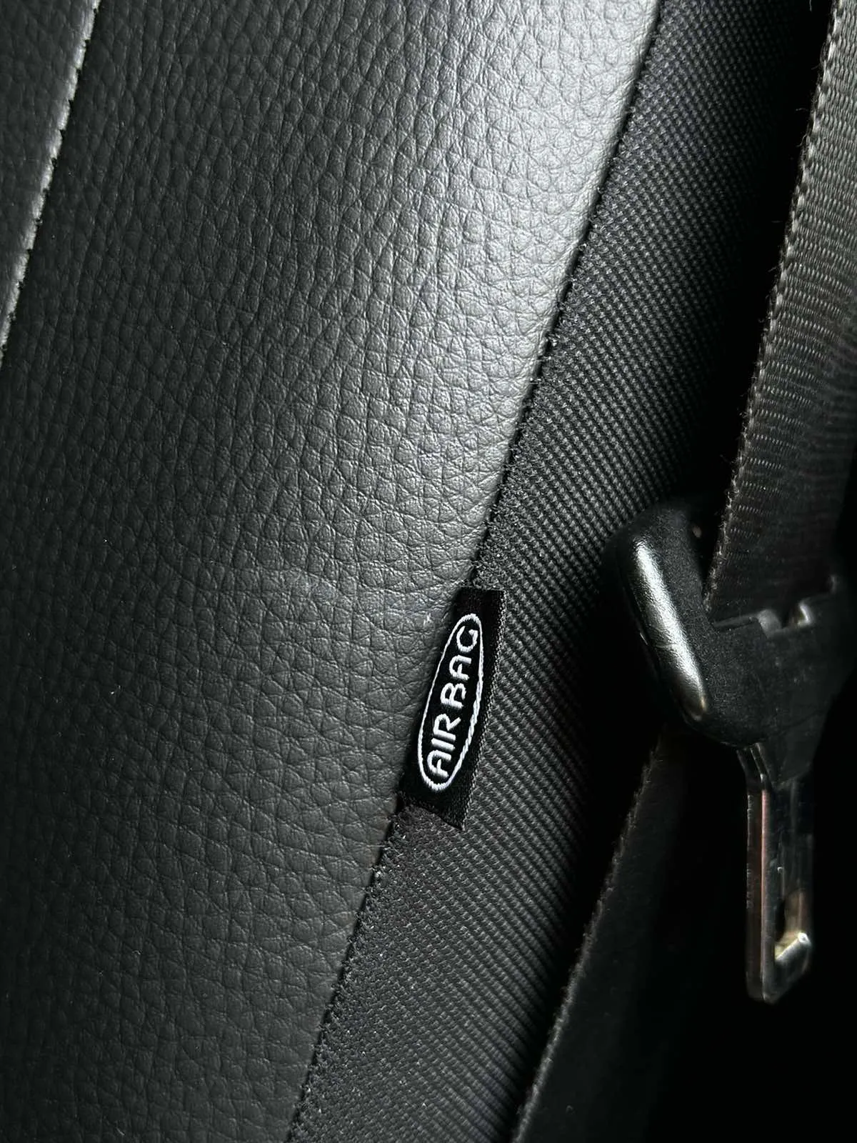 Універсальні авточохли на сидіння з екошкіри Pok-ter Design Leather з червоною вставкою