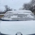 Как выглядит Защитная накидная на лобовое стекло автомобиля от снега и мороза Kegel-Blazusiak Winter Delivery Van размер XXL 110х185 см (5-3313-246-4010) в салоне (на примере  ) – фото 2.