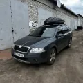Установленный товар Автобокс на крышу автомобиля Terra Drive 440 черный матовый двусторонний (на фото авто  ) – фото 3.