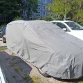 Фото 1: Чехол-тент для автомобиля KIA Carnival 1998-2006 Kegel-Blazusiak Mobile Garage XL Minivan (5-4133-248-3020) (на фото пример установки на VOLKSWAGEN SHARAN). Цвет: Серый.