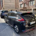 Фото 1: Багажник на гладкую крышу для FORD Kuga SUV 2013>2017 Amos Dramader str Plus D1, 1.3 (на фото пример установки на NISSAN LEAF 2017-2025). Цвет: Черный.